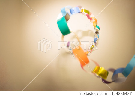 彩色膠帶拋擲畫面 134886487