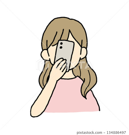 圖：一名女子用智慧型手機遮住臉 134886497