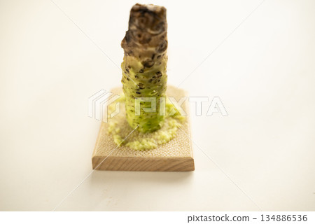 芥末和鯊魚皮磨碎 芥末和鯊魚皮磨碎 134886536
