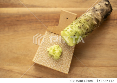 芥末和鯊魚皮磨碎 芥末和鯊魚皮磨碎 134886552