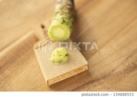 芥末和鯊魚皮磨碎 芥末和鯊魚皮磨碎 134886553
