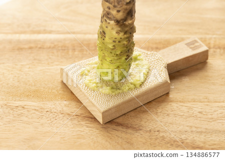 芥末和鯊魚皮磨碎 134886577