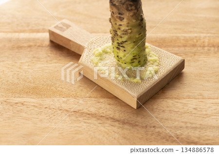 芥末和鯊魚皮磨碎 芥末和鯊魚皮磨碎 134886578