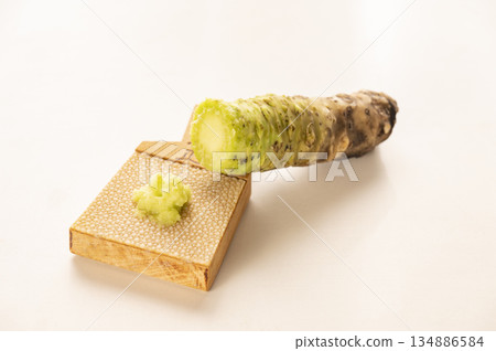 芥末和鯊魚皮磨碎 芥末和鯊魚皮磨碎 134886584