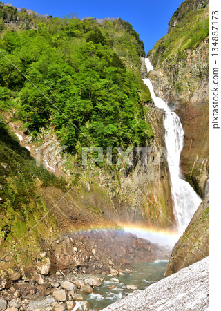 新鮮的綠色 Shomyo 瀑布和彩虹 新鮮的綠色 Shomyo 瀑布和彩虹 134887173