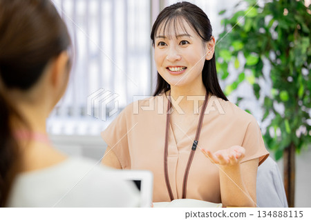 在辦公室工作的女商人 134888115