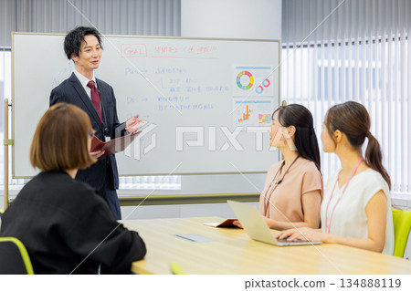 商界人士舉行會議 134888119