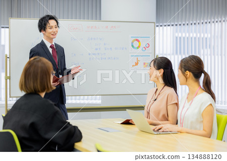 Business people to hold meetings Business people to hold meetings 134888120