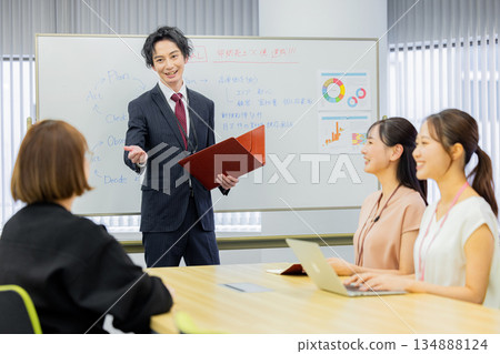 Business people to hold meetings Business people to hold meetings 134888124