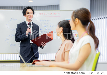商界人士舉行會議 134888128