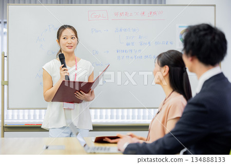 做演示的女商人 134888133
