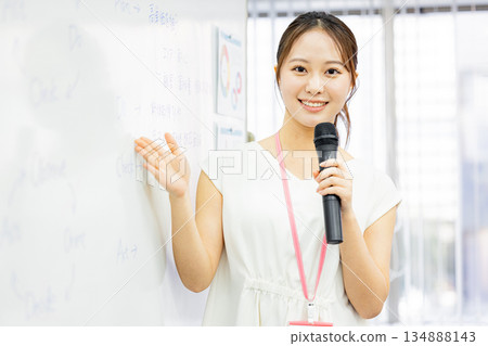 做演示的女商人 134888143