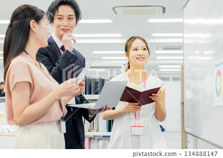 在辦公室工作的上班族 134888147