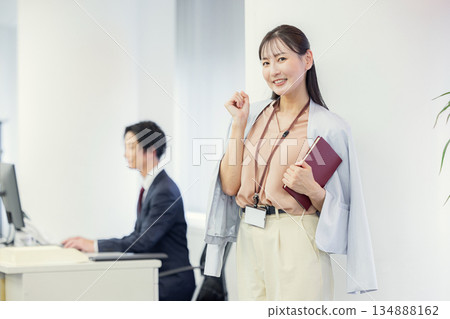Business woman working in the office 134888162