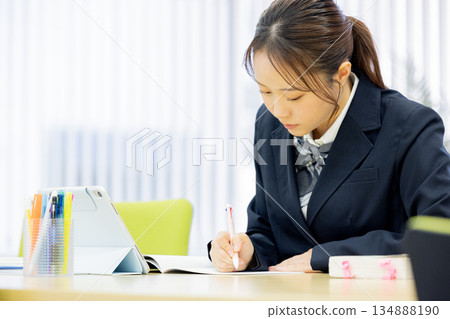 學校女孩高中學習 134888190