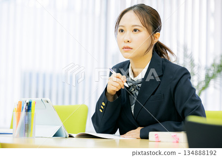 學校女孩高中學習 134888192