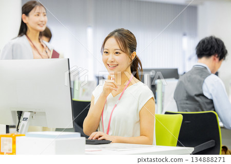 在辦公室工作的婦女 134888271