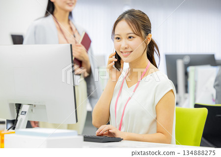 打電話給的女商人 134888275