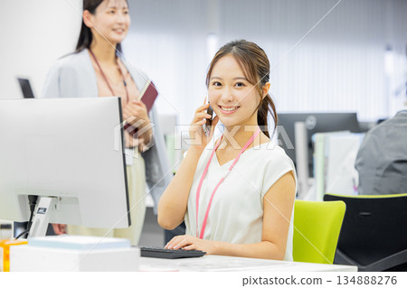打電話給的女商人 134888276