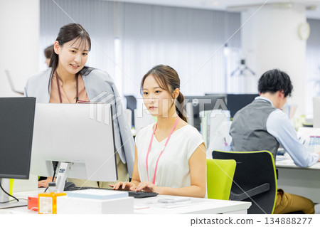 在辦公室工作的人 134888277