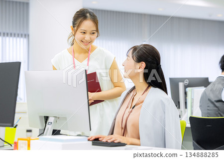 在辦公室工作的婦女 134888285