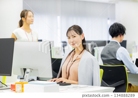 在辦公室工作的婦女 134888289