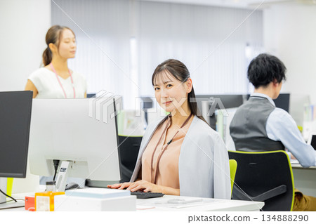在辦公室工作的婦女 134888290