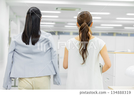 辦公室裡，女人邊走邊聊 134888319