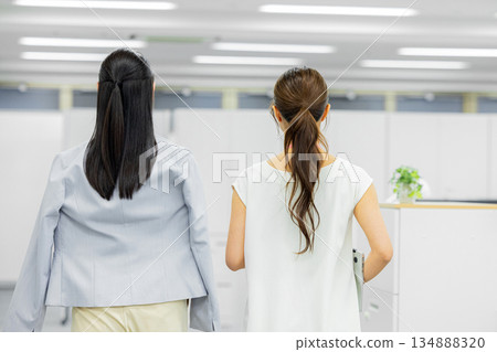 辦公室裡，女人邊走邊聊 134888320