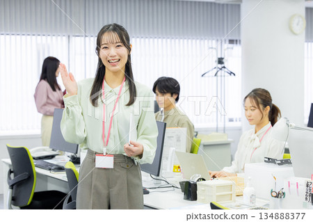 在辦公室工作的婦女 134888377