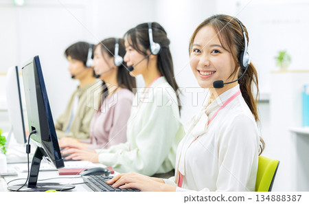 年輕的女士,操作員,呼叫中心,工作人員 年輕的女士,操作員,呼叫中心,工作人員 134888387