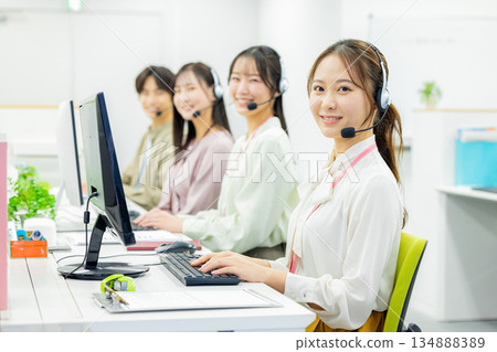 年輕的女士,操作員,呼叫中心,工作人員 年輕的女士,操作員,呼叫中心,工作人員 134888389