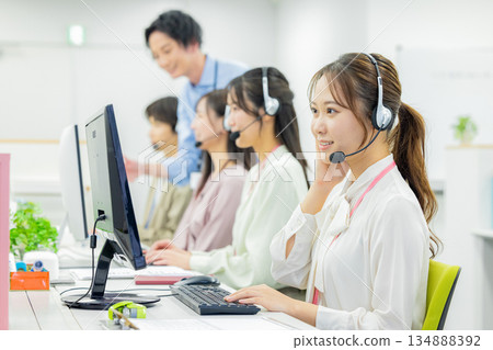 年輕的女士,操作員,呼叫中心,工作人員 年輕的女士,操作員,呼叫中心,工作人員 134888392