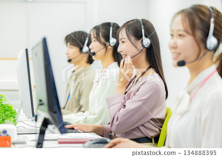 年輕的女士，操作員，呼叫中心，工作人員 134888395