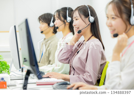 年輕的女士，操作員，呼叫中心，工作人員 134888397