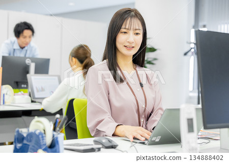 工作的母親 134888402