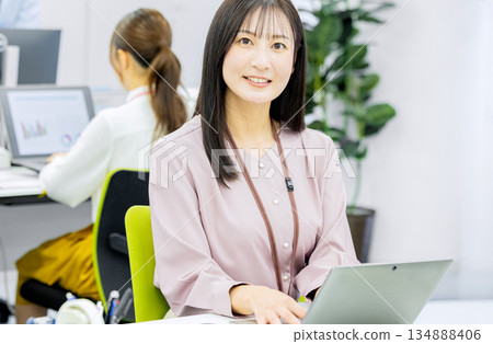 工作的母親 134888406