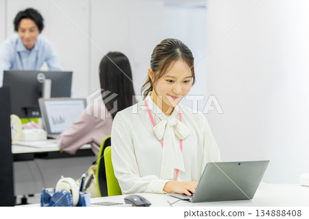 在辦公室工作的女商人 134888408