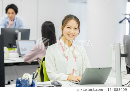 在辦公室工作的女商人 134888409