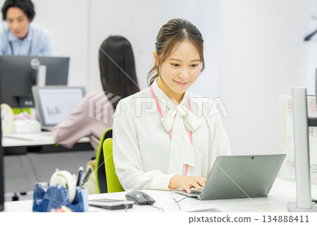 在辦公室工作的女商人 134888411