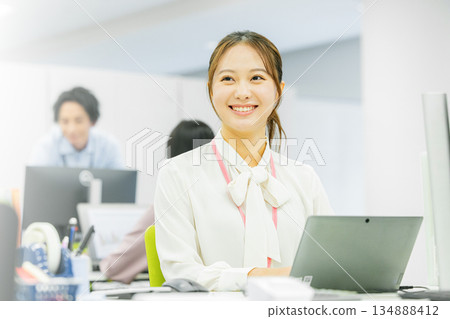 在辦公室工作的女商人 134888412