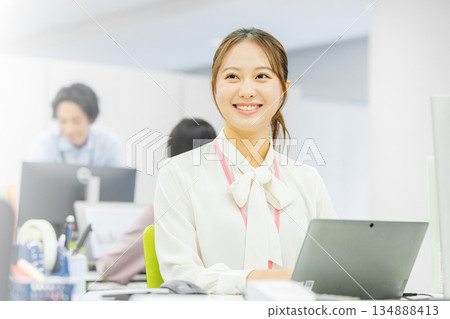 在辦公室工作的女商人 134888413