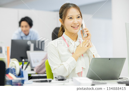 婦女在辦公室打電話 134888415