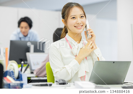 婦女在辦公室打電話 134888416