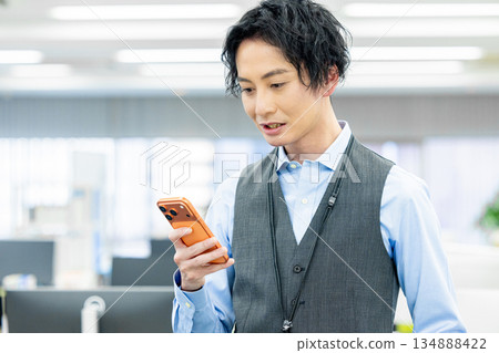 一名男子正在操作最新智慧型手機 134888422