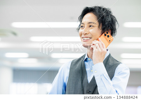 一名男子正在操作最新智慧型手機 134888424