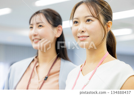 在辦公室工作的婦女 134888437