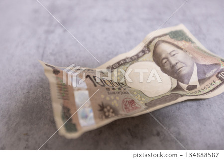 地上躺著一張皺巴巴的10,000日元鈔票 134888587