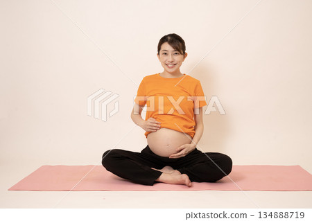 一位女士正在做孕婦瑜伽 134888719