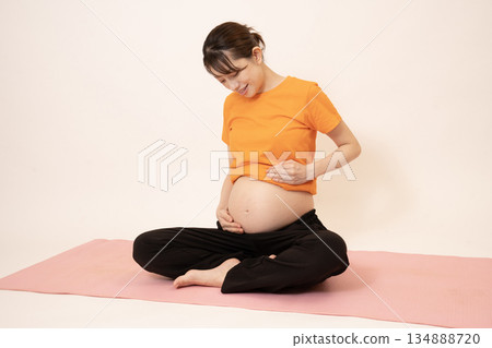 一位女士正在做孕婦瑜伽 134888720